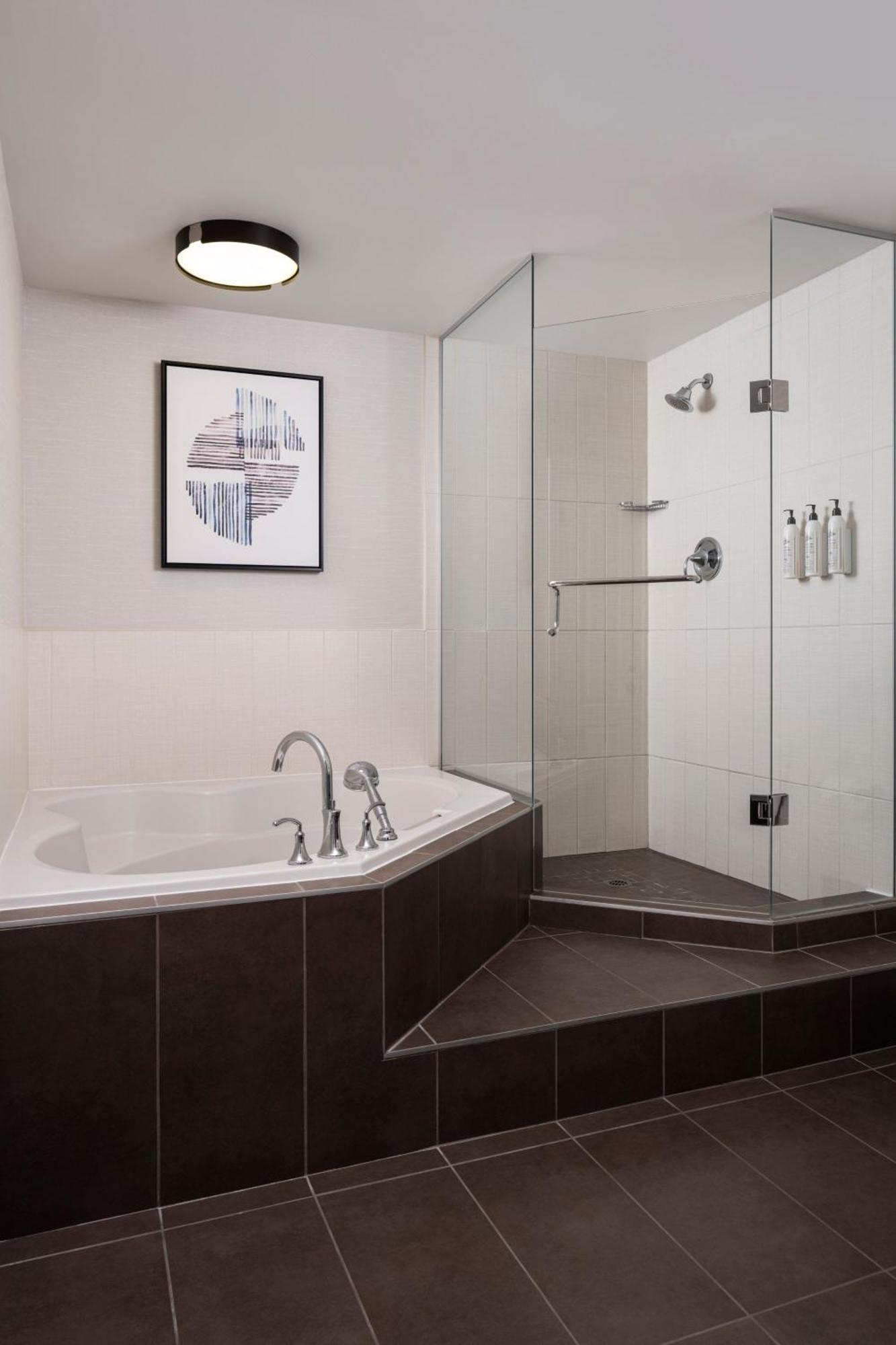 Three-Bedroom Residence Lakeview Whirlpool,1615384674:JPEG